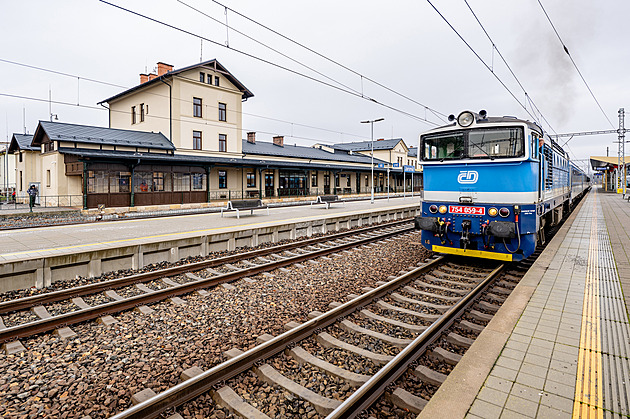 Muž zkolaboval před nádražím. Zatímco ho zachraňovali, někdo mu ukradl batoh