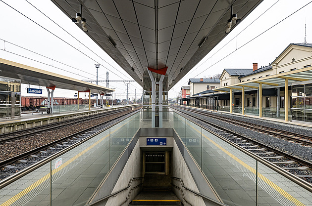 Nádraží v Jaroměři opravili, druhá kolej do České Skalice je nejistá