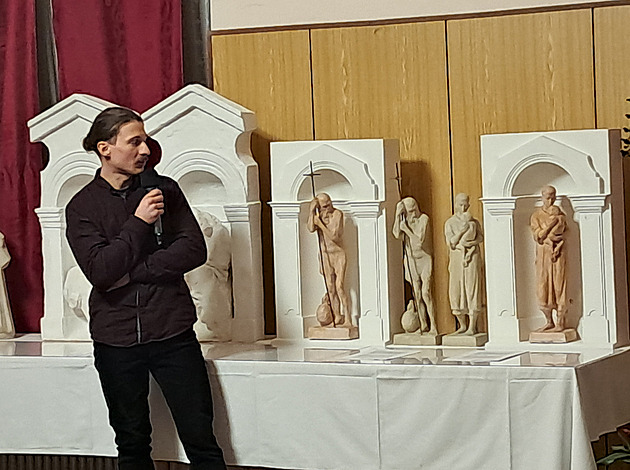 Vintíř i Prokop budou z betonu. Bezděkov ukázal vítězné sochy pro kostel