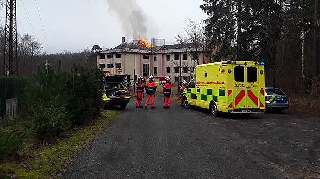 V Chebu hoří bývalý domov pro seniory, využívají ho bezdomovci