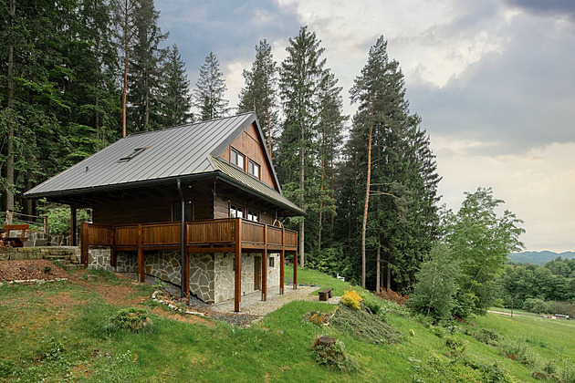 Stavba vysněné roubenky v CHKO Beskydy. Jak Richard a Tereza nadchli sousedy