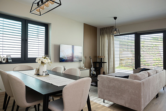 Známý muzikant si postavil za Prahou dům. Všude je příroda a pasou se koně