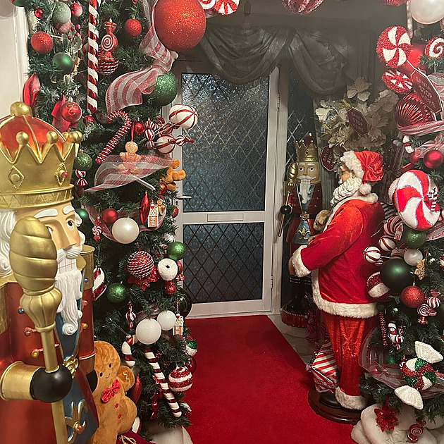 Na Vánocích nešetří a sousedé ho milují. Za čtvrt milionu proměnil dům v říši divů