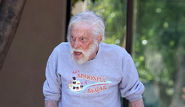 Dick Van Dyke slaví 100 let. Prozradil zásady dlouhého šťastného života