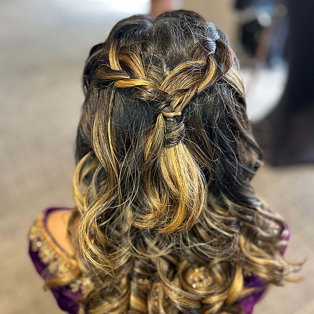 8 tipů na úchvatné plesové účesy a jak je vytvořit s pomocí kulmy či fénu
