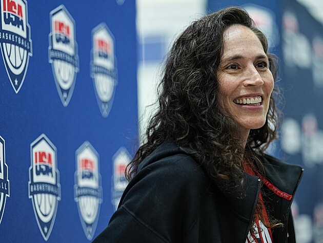 Sue Birdov� mluv� s novin��i na srazu americk� basketbalov� reprezentace �en.