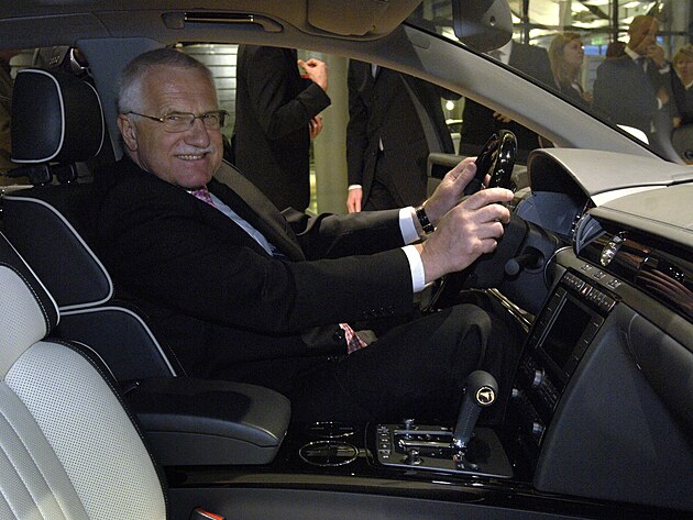 Prezident V�clav Klaus si vyzkou�el 23. �nora v roce 2007 posezen� v automobilu...