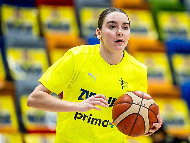 Pauline Astierov� z USK Praha p�ed z�pasem