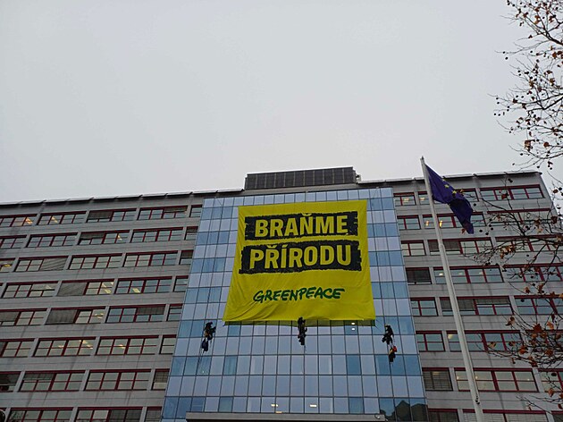 Aktivist� Greenpeace kr�tce p�ed 10:00 na budovu ministerstva �ivotn�ho...