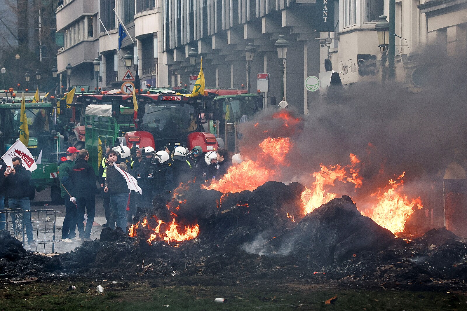 Plameny v ulicích, zranění. Brusel v den summitu paralyzovaly protesty