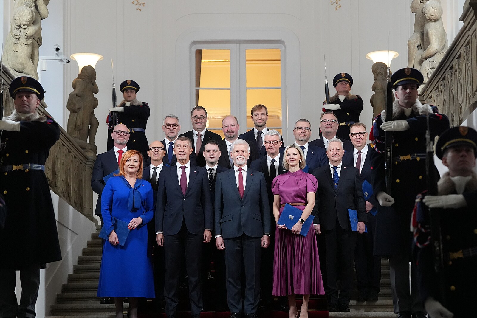 OBRAZEM: Z Hradu autobusem či visící aktivisté, to byl první den Babišovy vlády