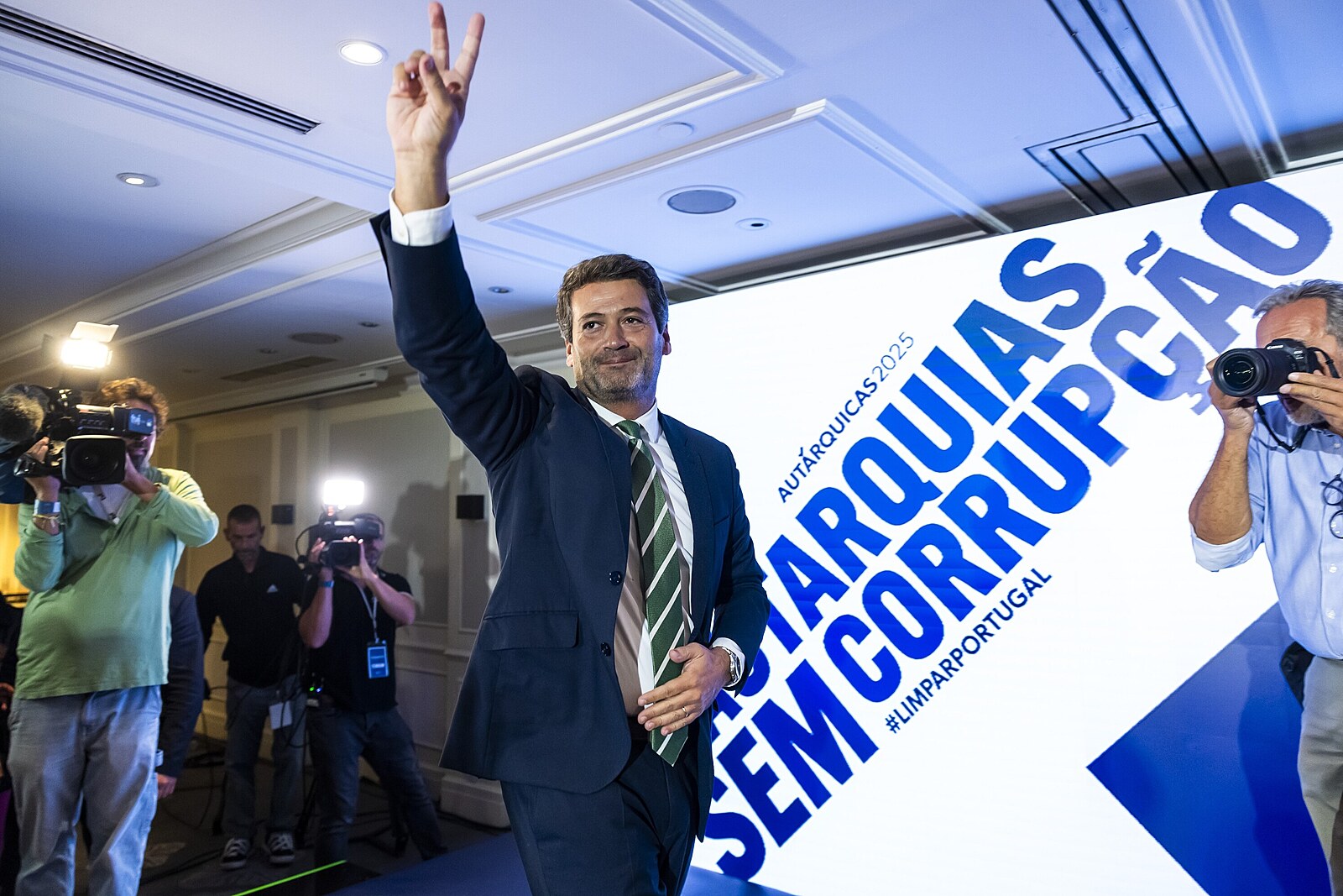 Nápis „Romové musí dodržovat zákon“ musí pryč, rozhodl soud k volební kampani