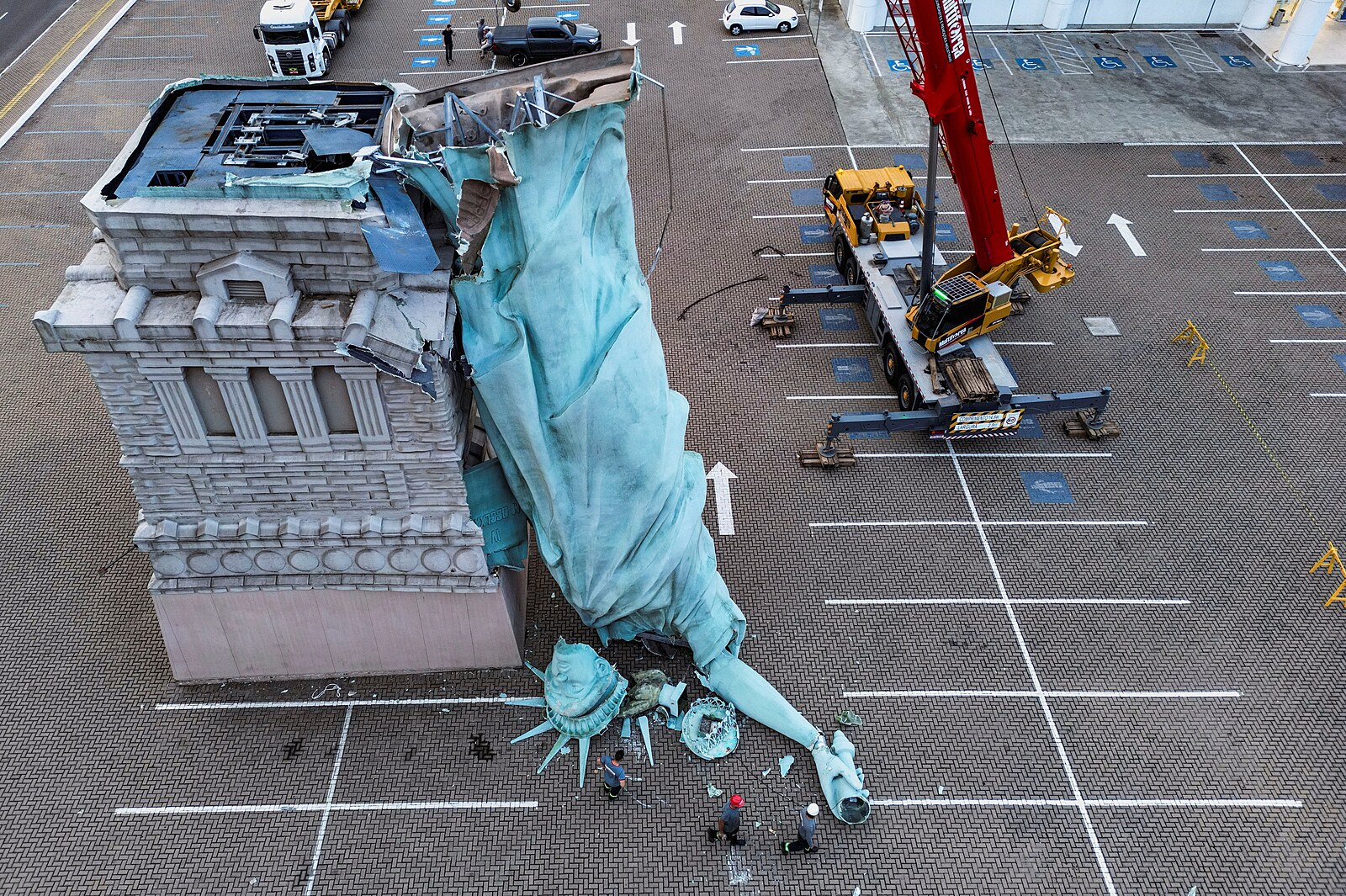 Kývala se, pak spadla na parkoviště. Vítr vyvrátil brazilskou repliku sochy Svobody