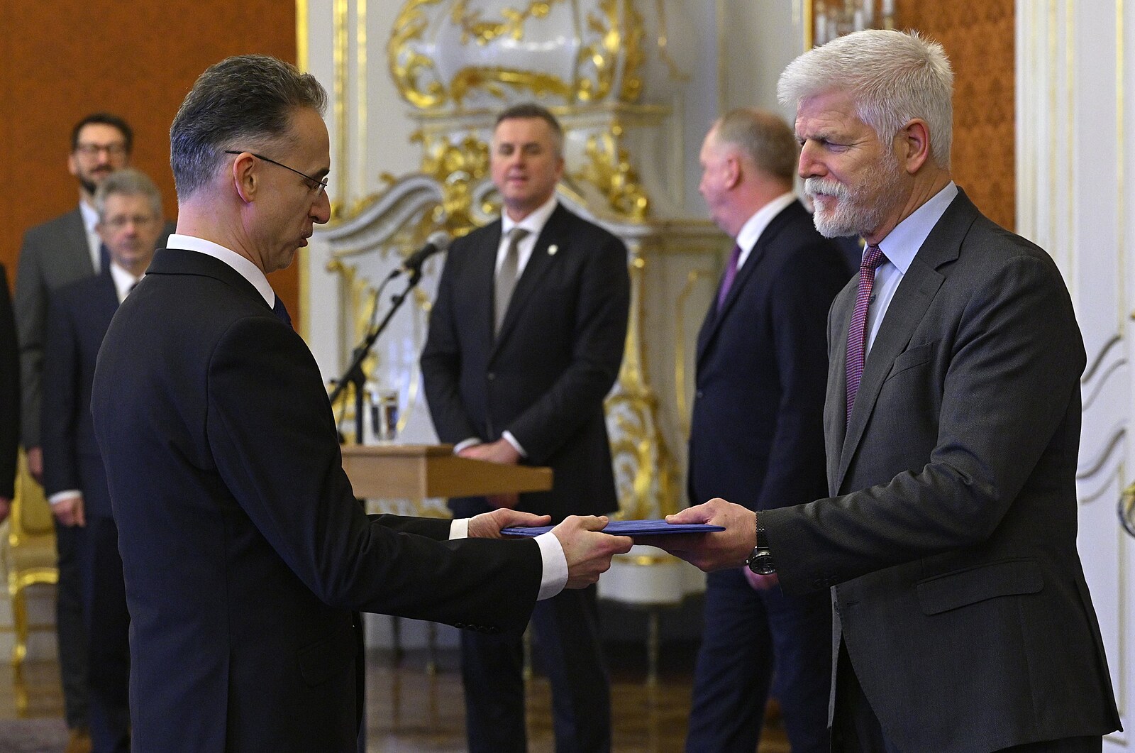 Prezident jmenoval Michala Bartoně ústavním soudcem