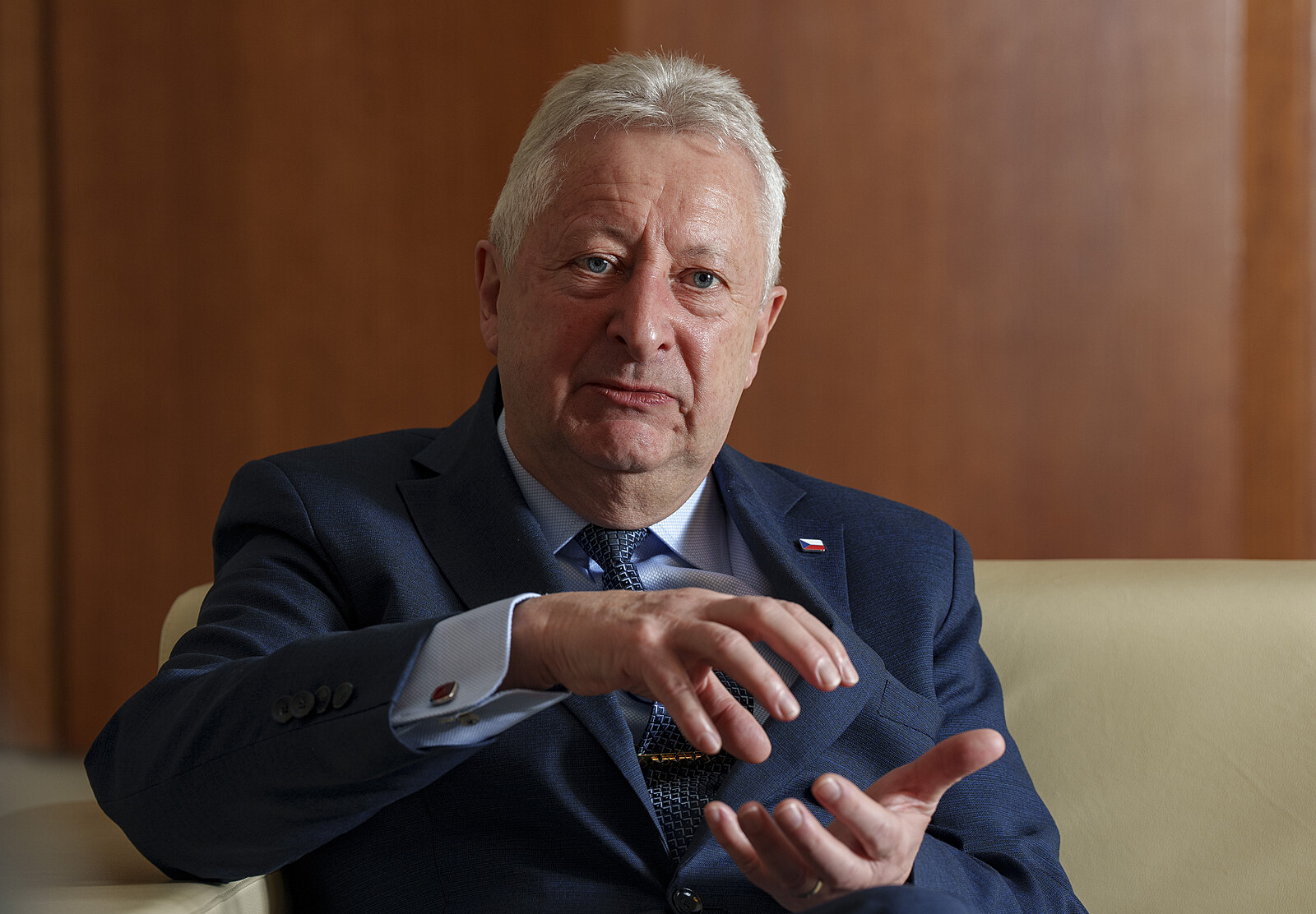 SPD neuvažuje o tom, že vymění Zůnu po pár dnech ve vládě za slova k Ukrajině