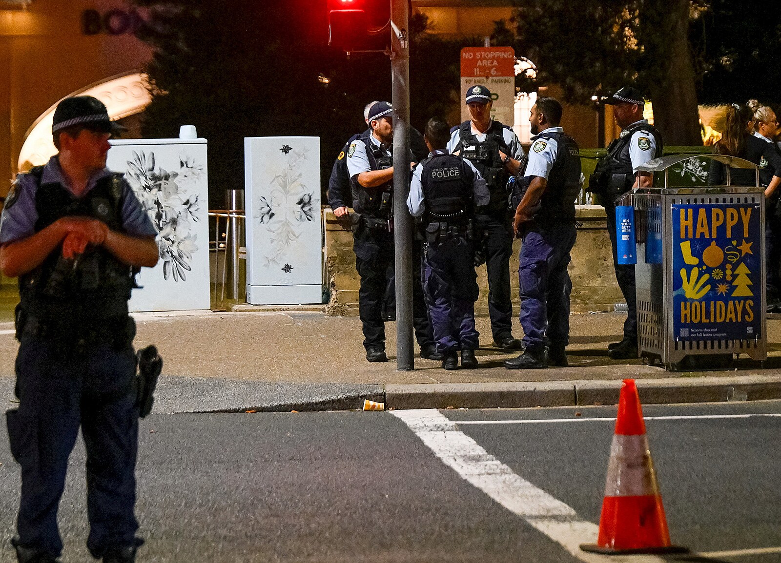 Australská policie obvinila střelce ze Sydney z terorismu a 15 případů vraždy