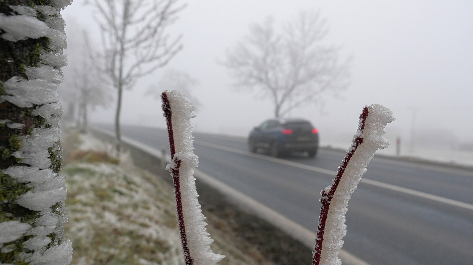 Na Liberecku leží sníh i na hlavních tazích, na východě Čech mohou silnice namrzat