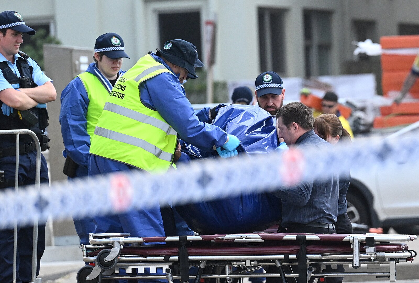 Střelce k vraždění v Sydney inspiroval Islámský stát. V autě měli výbušniny i vlajky