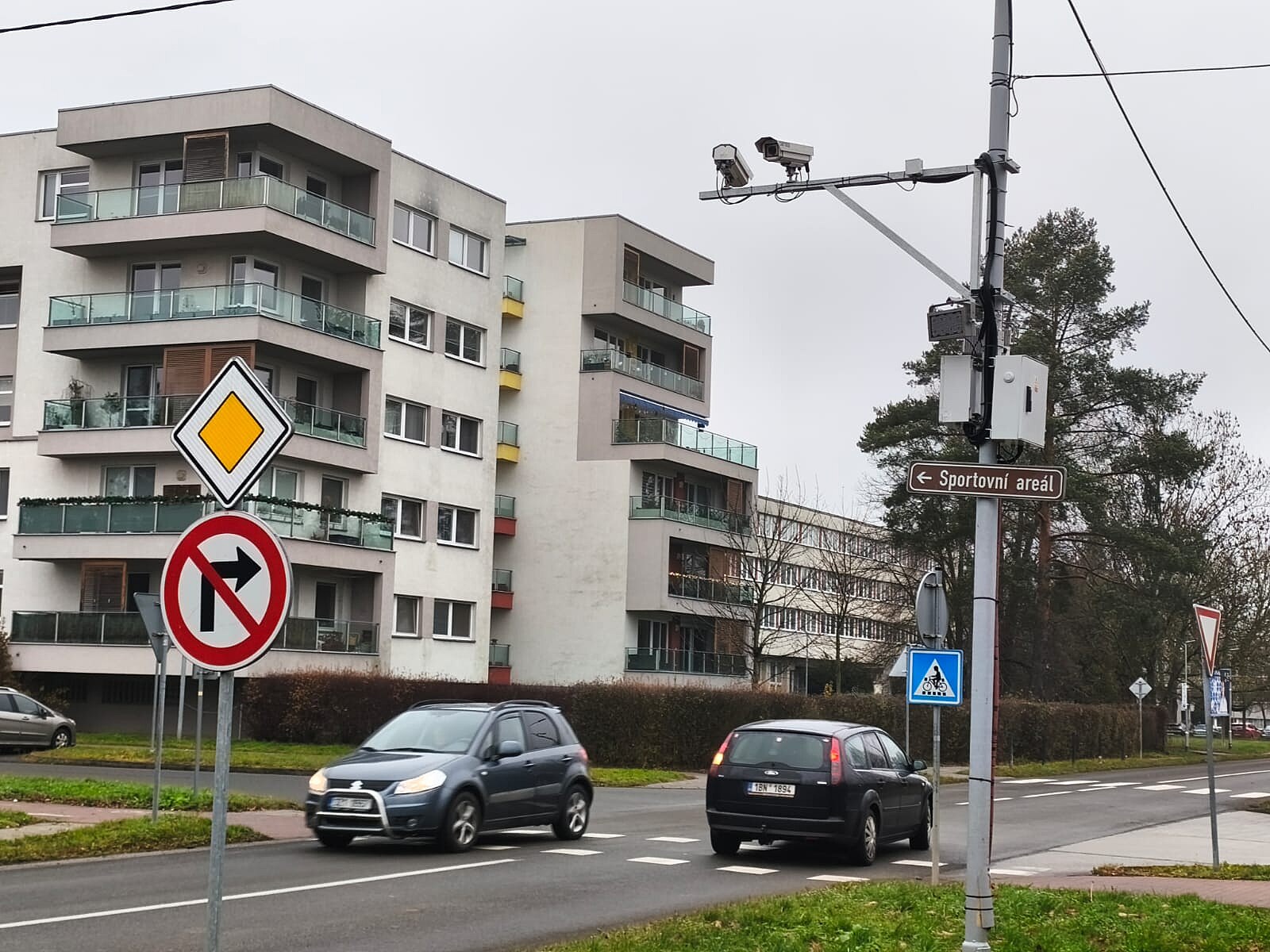 Stát má zálusk na obecní peníze z pokut za rychlost. Starostové protestují