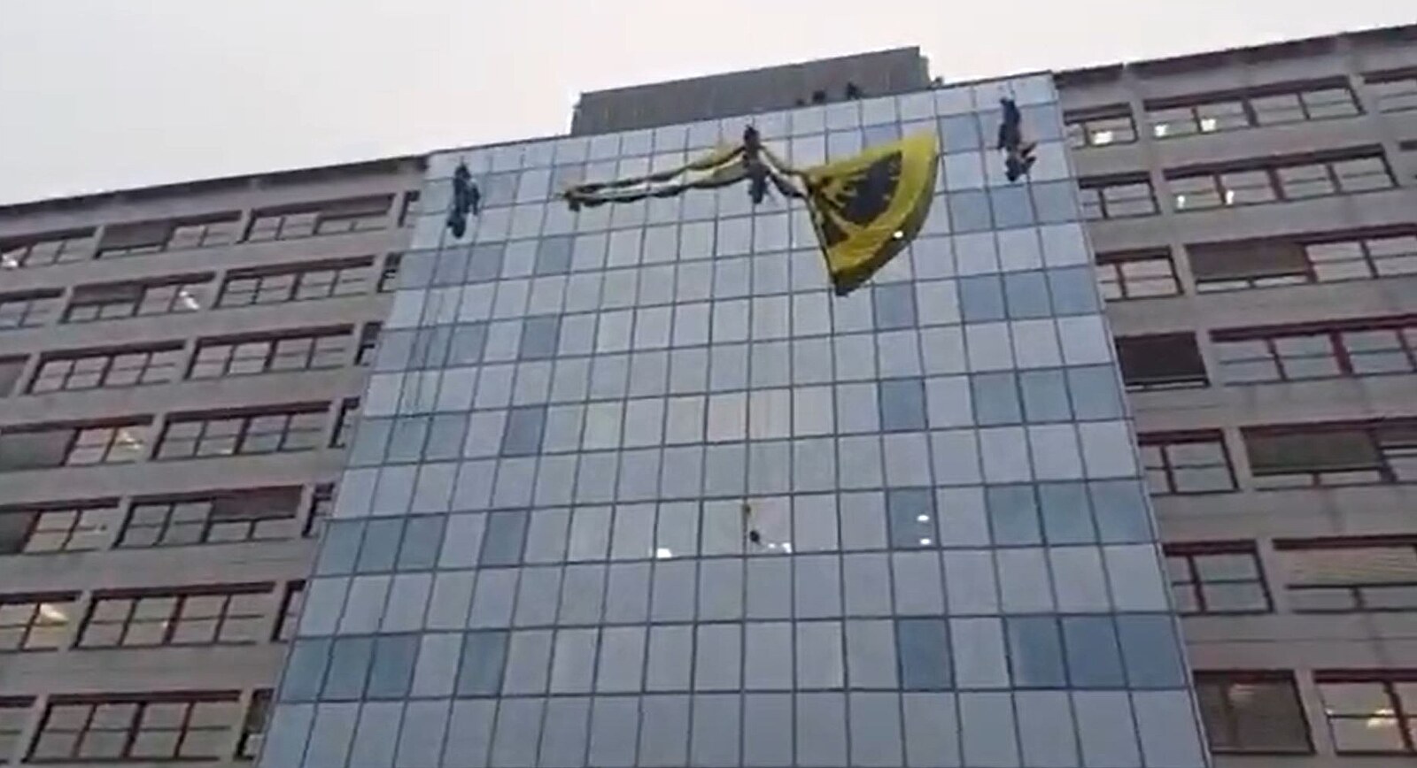 Na budovu ministerstva životního prostředí vylezli aktivisté