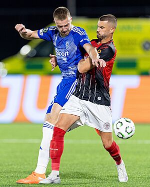 Daniel Va�ul�n bojuje o m�� p�i z�pase v Gibraltaru proti Lincolnu Red Imps v...