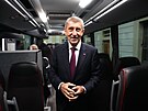 Minist�i nové vlády mí�í na Ú�ad vlády na první jednání autobusem. (15....