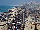 Palestinci, kte�í byli b�hem války na p�íkaz Izraele vysídleni na jih, se vrací...