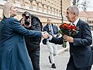 Bývalá ministryn� obrany Jana �ernochová se vítá s nov� jmenovaným p�edsedou...