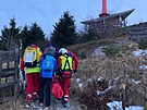 Pod vrcholem Lys� hory se zranil turista, kter� uklouzl na ledov� plo�e. (16....