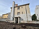 Budova bval vojensk vznice v atci. Zan jej promna na byty. (prosinec...