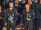 Policist� Samuel Pikart (vlevo) a Michal Hazdra na Pra�sk�m hrad� pot�, co...