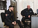 Policist� Samuel Pikart (vlevo) a Michal Hazdra z obvodn�ho odd�len� v �esk�...