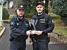Policist� Michal Hazdra (vlevo) a Samuel Pikart z obvodn�ho odd�len� v �esk�...