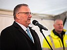 Ministr dopravy Ivan Bedn�rik (SPD) b�hem slavnostn�ho otev�en� D55.