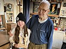 Nejmlad�� vnu�ka Pavla Nenkovsk�ho p�eb�r� novou figurku od �ezb��e Franti�ka...