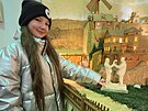 Nejmlad�� vnu�ka Pavla Nenkovsk�ho um�s�uje sv�ho d�de�ka s �ezb��em do betl�ma.