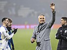 Trenér Sigmy Tomá� Janotka mává fanou�k�m.