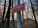 Ulici nov� zdob� cedule s n�pisem Serinkova.