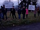 Stovka rozzloben�ch rodi�� protestuje u �koly v Hnojn�ku