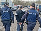 Policist� odv�d�j� jednoho z odhalen�ch cizinc� s neleg�ln�m pobytem p�i z�tahu...