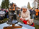 Nov� zvon v Mezipoto�� na �eskokrumlovsku vysv�tili a pak ho usadili do...