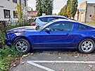 Dlouhodob� odstaven� Ford Mustang bez kola blokuje parkovac� m�sto v Tov�rn�...