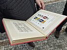 Pro podpis prezidenta Petra Pavla si p�i�el tak� filatelista Roman Kollitz.