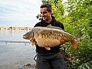 Skute�ný unikát, tedy kapr lysec s �upinami. Toho ulovil Ji�í Moc, známý jako...