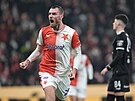 Tomá� Chorý prom��uje penaltu ve 38. minut� a vrací Slavii do vedení v zápase...