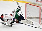 Hokejist� BK Havl��k�v Brod (v b�l�m) p�i z�pase s P��bram�.
