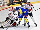 Hokejist� BK Havl��k�v Brod (v b�l�m) p�i z�pase s Milevskem.