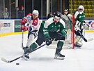 Hokejist� BK Havl��k�v Brod (v b�l�m) p�i z�pase s P��bram�.