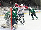 Hokejist� BK Havl��k�v Brod (v b�l�m) p�i z�pase s P��bram�.