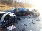 P�i hromadn� nehod� u V�trn�ho Jen�kova se srazilo nejm�n� osm aut. D�lnice na...